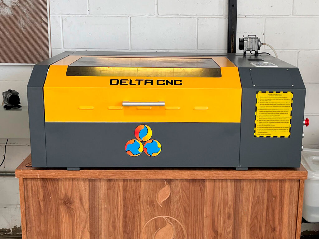 laser-co2-l6040-50w-de-frente-fechada