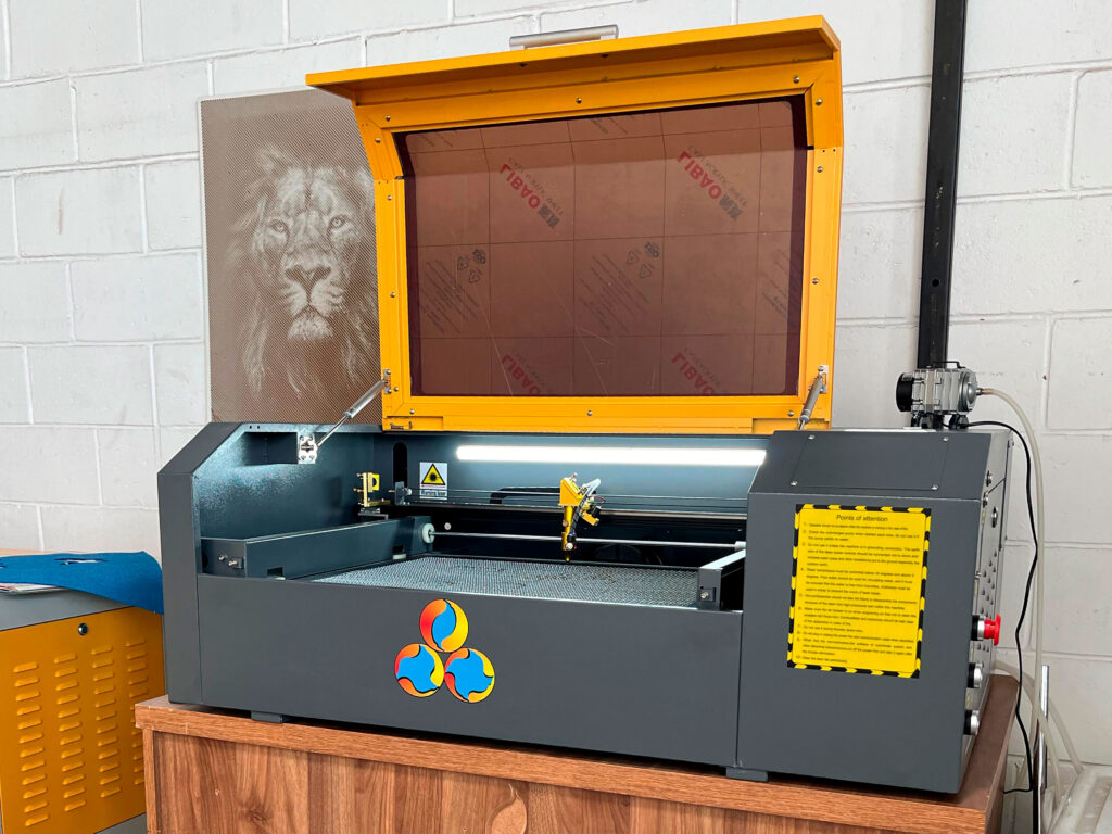 laser-co2-l6040-50w-de-lado-aberta