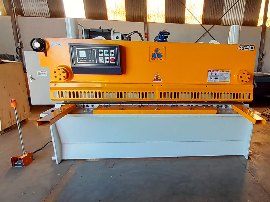 maquina-guilhotina-cnc-de-frente