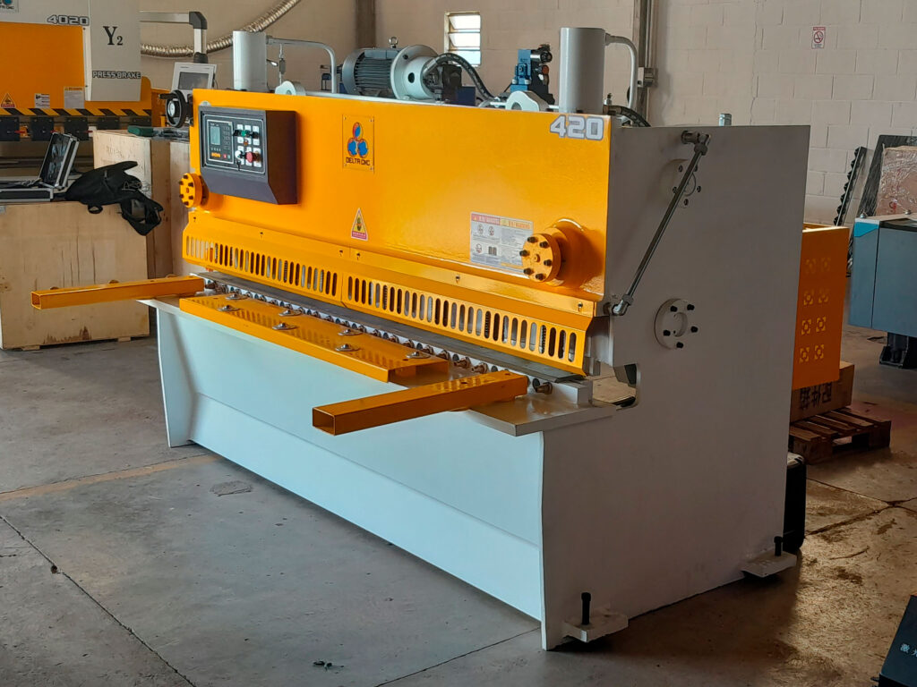 maquina-guilhotina-cnc-foto-de-lado
